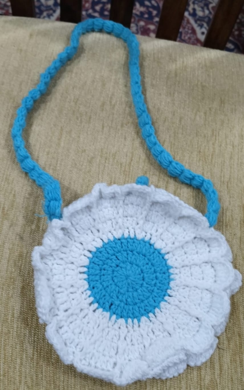 Daisy slingbag — a cheerful handcrafted crocheted slingbag